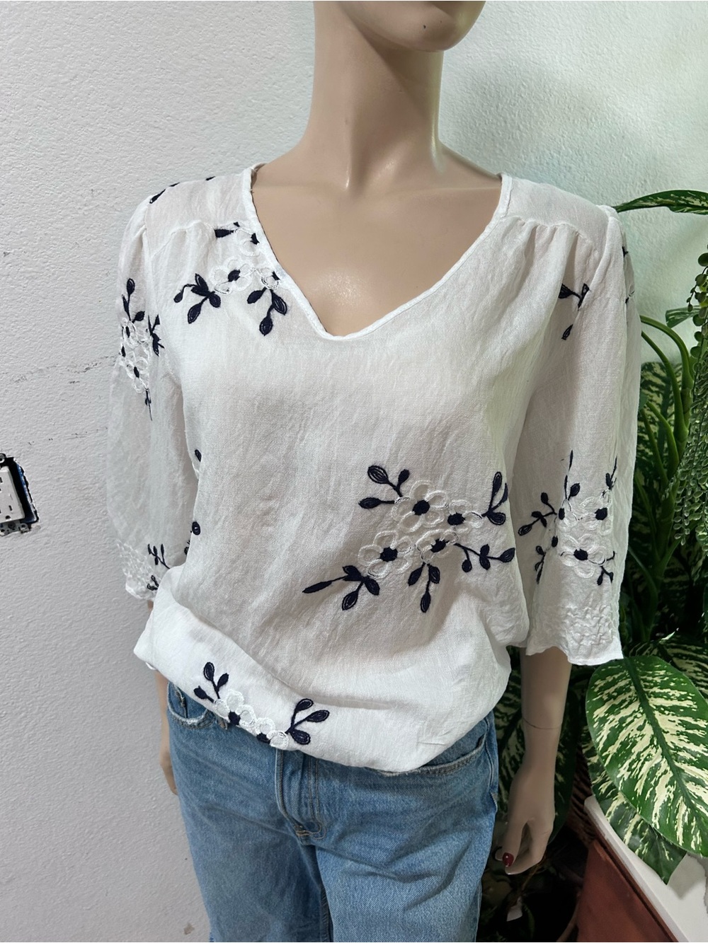 Kindred White V-Neck Embroidered Floral Blouse - Women's